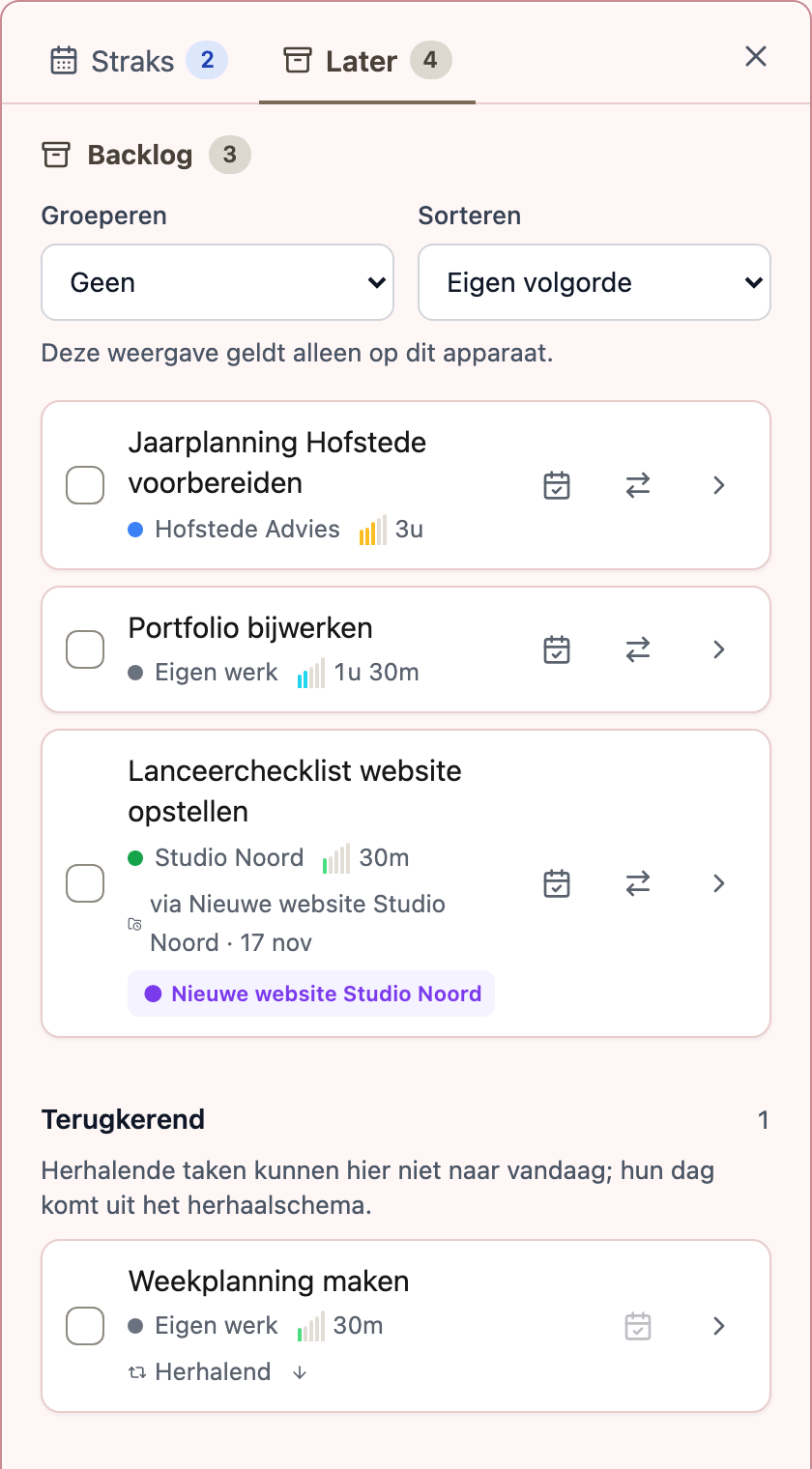 Het paneel op het tabblad Later. Bovenaan Backlog met de keuzes Groeperen en Sorteren, daaronder drie taken en onderaan het deel Terugkerend met een herhalende taak.