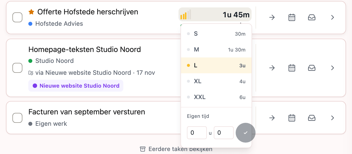 Een taakkaart met het maatmenu open: S, M, L, XL en XXL met de tijd die bij elke maat hoort, en daaronder Eigen tijd met een veld voor uren, een veld voor minuten en een vinkje.